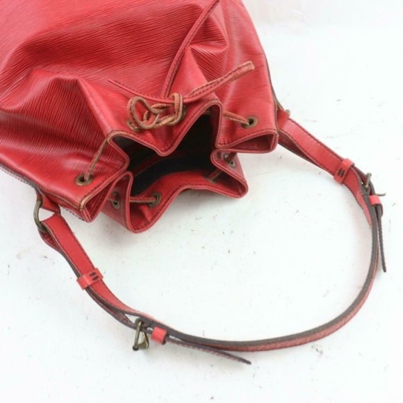 Authentic Louis Vuitton Red Neo Shoulder - Picture 3 of 7